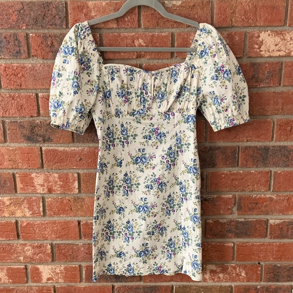 Astr Dresses & Skirts - ASTR The Label White Blue Floral Puff Sleeve Dress